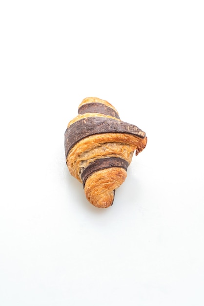 croissant fresco con cioccolato isolato su sfondo bianco