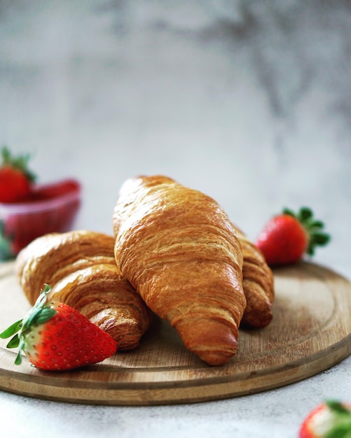 Croissant fresco con fragole come colazione francese