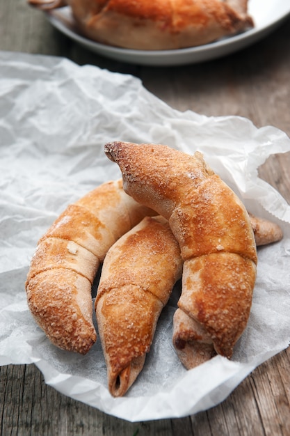 Croissant fresco con le mele su di legno