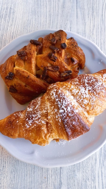 Croissant fresco su un piatto vista dall'alto