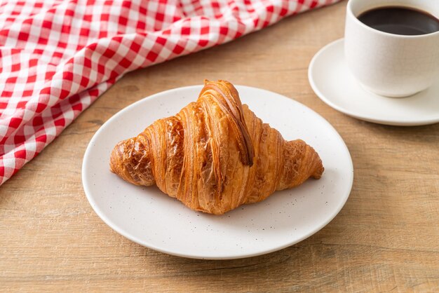 Croissant fresco sulla zolla bianca