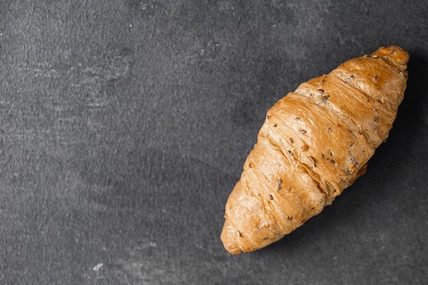 Croissant gustosi e deliziosi sulla tavola di legno