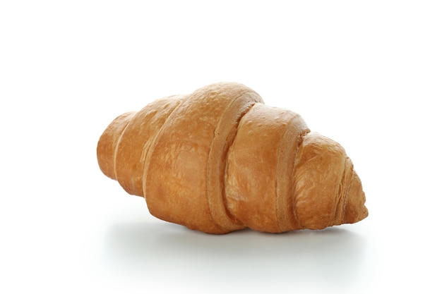 Croissant gustoso fresco isolato su bianco