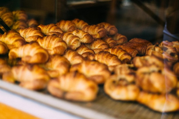 Croissant in panetteria in vendita visti attraverso il vetro