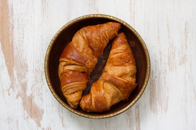 Croissant in piatto sulla tavola bianca