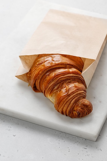 Croissant in un sacchetto di carta mock up cibo da asporto Busta marrone per cibo Copia spazio per il testo