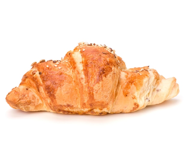 Croissant isolato su sfondo bianco