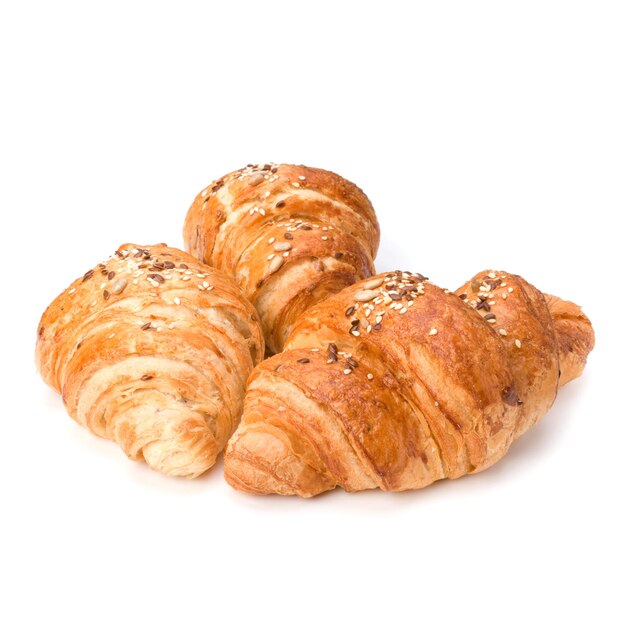 Croissant isolato su sfondo bianco