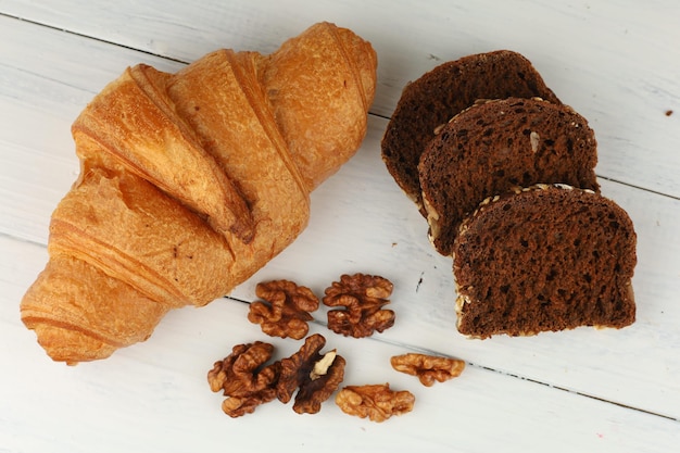 Croissant pane e noci Una fonte di proteine, grassi e carboidrati Cibo vegetariano