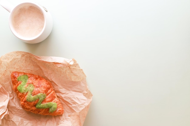 Croissant piatto al pistacchio con caffè mattutino