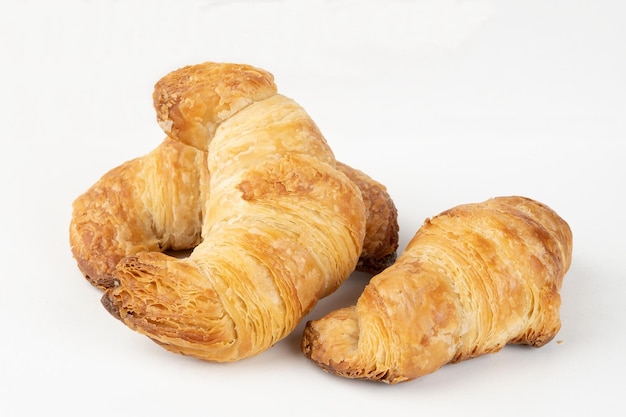 Croissant salato isolato su sfondo bianco