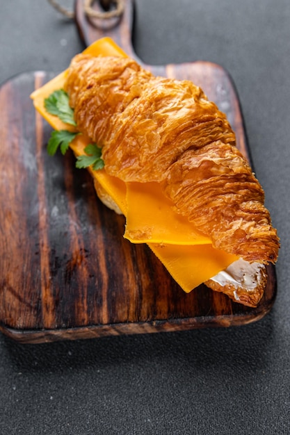Croissant sandwich con formaggio pasto da asporto fast food spuntino sul tavolo copia spazio cibo