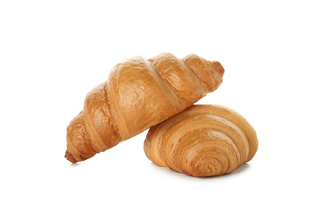 Croissant saporiti freschi isolati su bianco