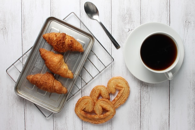 Croissant saporiti su fondo di legno