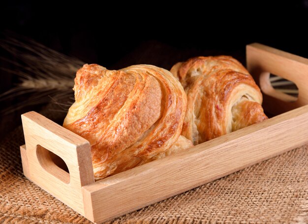 Croissant saporiti su fondo di legno.