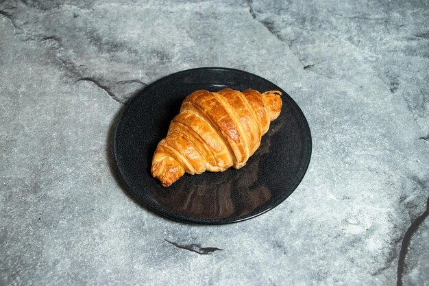 Croissant semplice servito in piatto isolato sullo sfondo vista superiore del cibo al forno dessert indiano