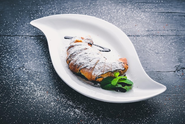 Croissant su fondo in legno Vista dall'alto Spazio libero per il testo