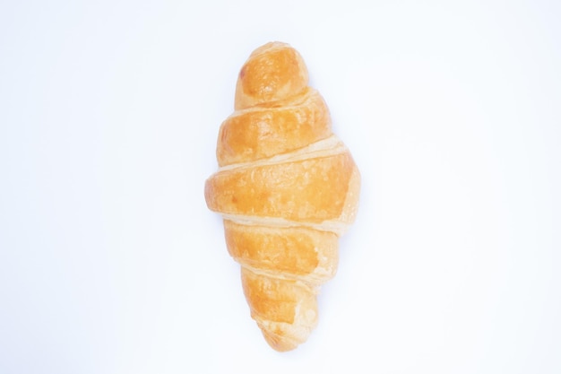 Croissant su sfondo bianco. Pane tradizionale francese.