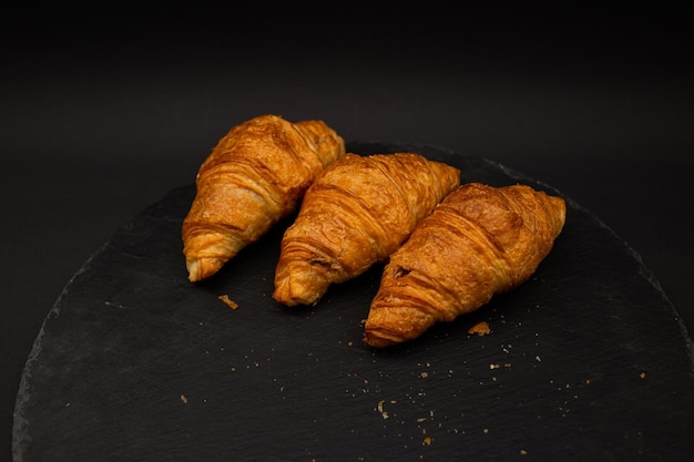 Croissant su sfondo nero cibo dettagliato girato