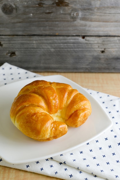 croissant su un fondo di legno