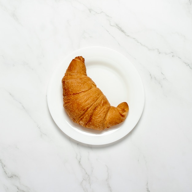 Croissant su un tavolo in marmo vista dall'alto