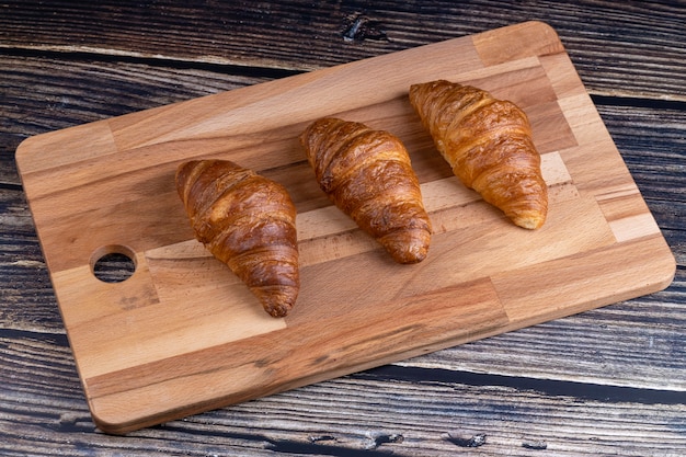 Croissant su una tavola di legno.