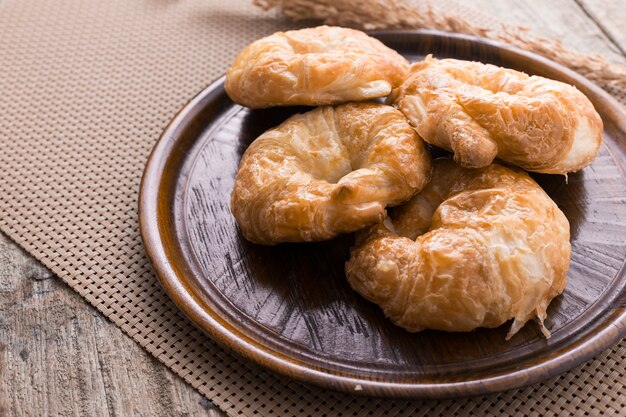 Croissant sul tavolo di legno