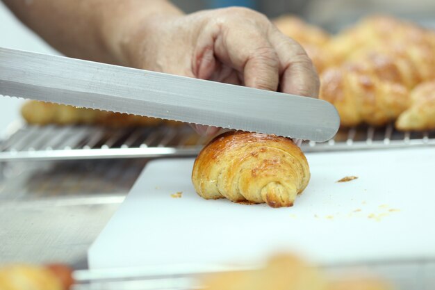 Croissant taglio manuale