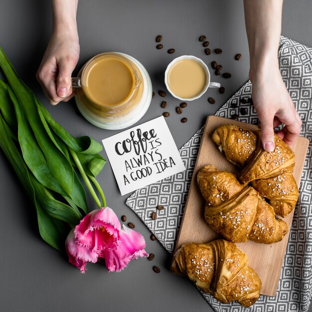 croissant tazza di caffè e un bouquet