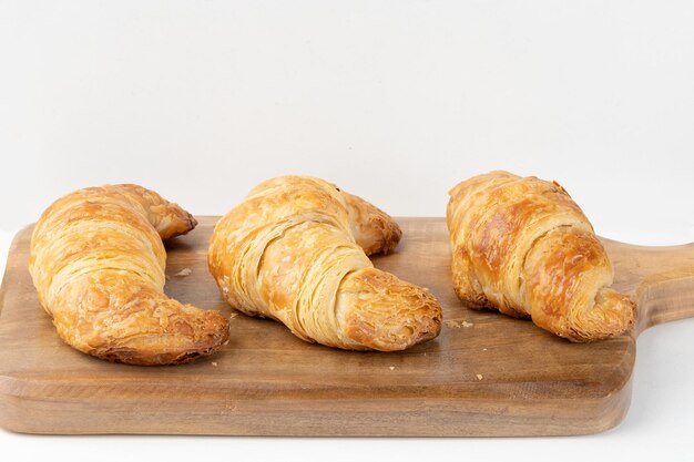 Croissant triplo sul tagliere Messa a fuoco selettiva