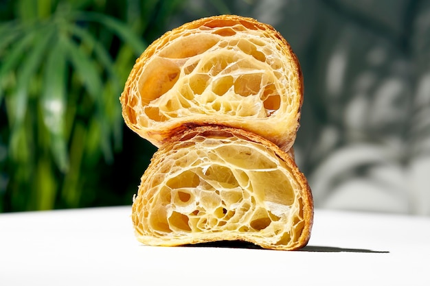 Croissant vuoto affettato. Croissant a metà con pasta dura Leggera. sfondo bianco