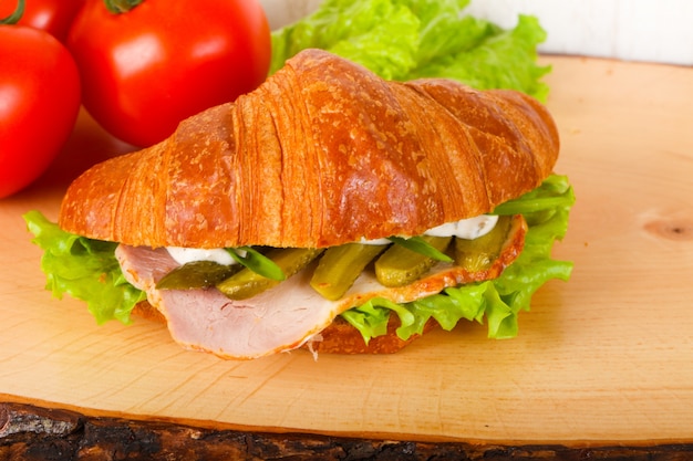 Croissat con prosciutto e cetrioli