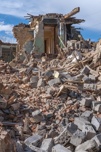 Crolla una casa abbandonata La casa viene distrutta Crepe nel muro della casa Distruzione di vecchie case terremoti crisi economica case abbandonate Rotta casa inadatta