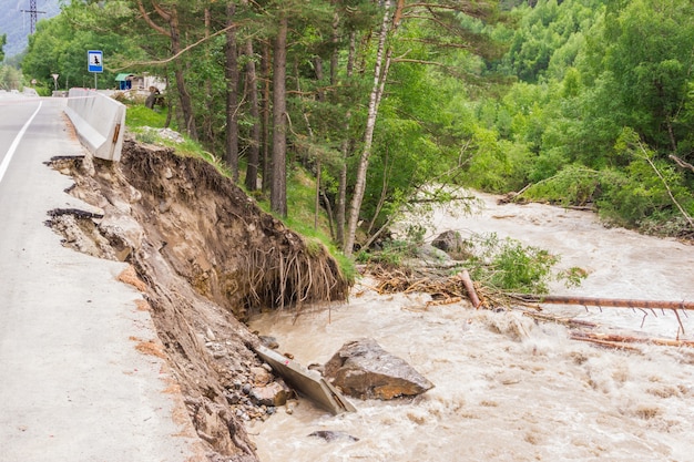 Crollo sulla strada