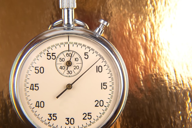 Cronometro meccanico analogico su sfondo colorato Precisione parte del tempo Misurazione dell'intervallo di velocità