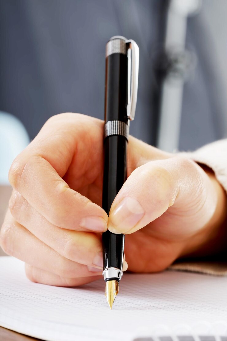 Photo cropped image of woman writing in book