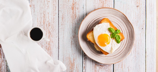 Croque madame francese panino da colazione caldo su un piatto sul tavolo vista web banner