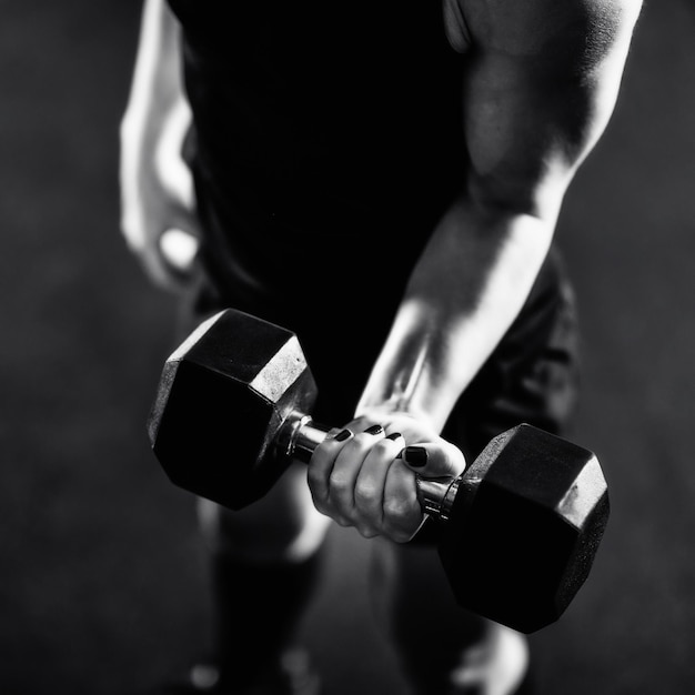 Cross training Giovane donna che si esercita in palestra