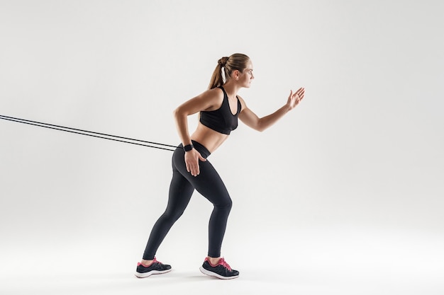 Crossfit e allenamento. Concetto di attività, donna in esecuzione. Foto in studio