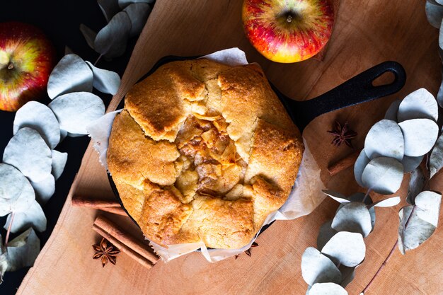 Crosta burrosa della torta di Galette organica casalinga dorata dorata al forno fresca di concetto dell'alimento in padella della padella del ferro