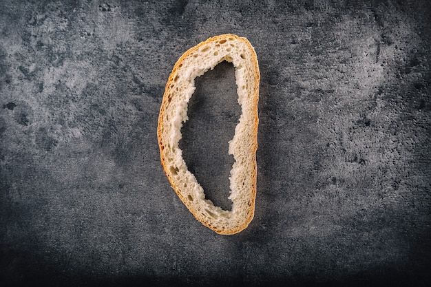 Crosta di pane su tavola di cemento Immagine tonica