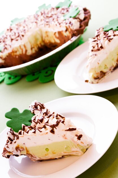 Crosta di torta chic con mousse chic e mousse alla menta white chic con panna montata sopra.