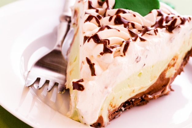 Crosta di torta chic con mousse chic e mousse alla menta white chic con panna montata sopra.