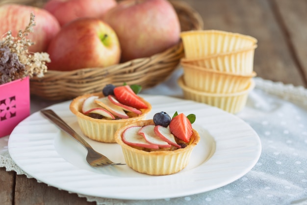 Crostata al caramello fatta in casa con mele e fragole