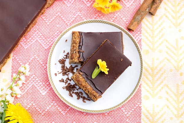 Crostata al cioccolato a base di farina d'avena, latte di cocco e burro