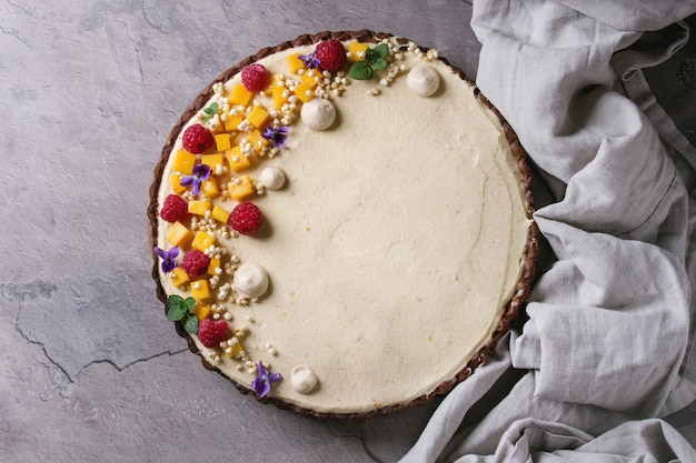 Crostata al cioccolato con mango e lamponi