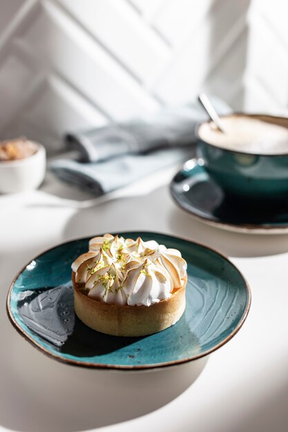 Crostata al limone con meringa su un piatto