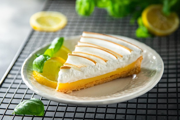 crostata al limone meringa dolce dessert pronto da mangiare pasto sano spuntino sullo spazio della copia del tavolo