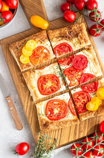 Crostata al pomodoro, pasta sfoglia condita con crema di formaggio o ricotta e pomodori.