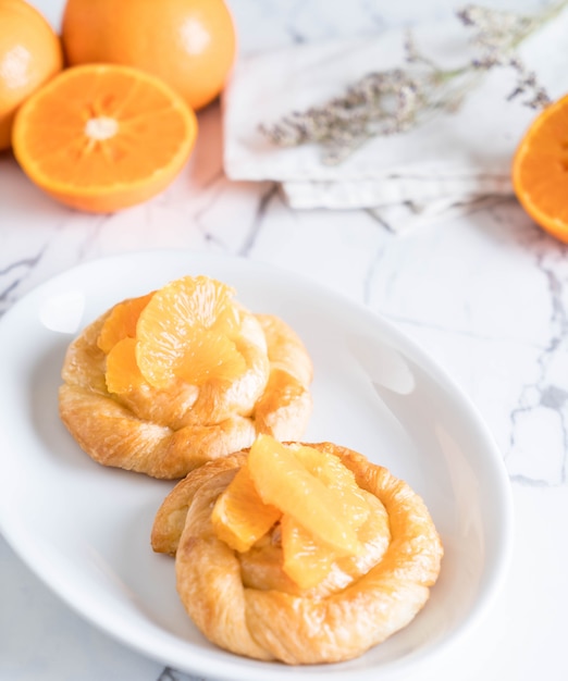 crostata arancia sul piatto